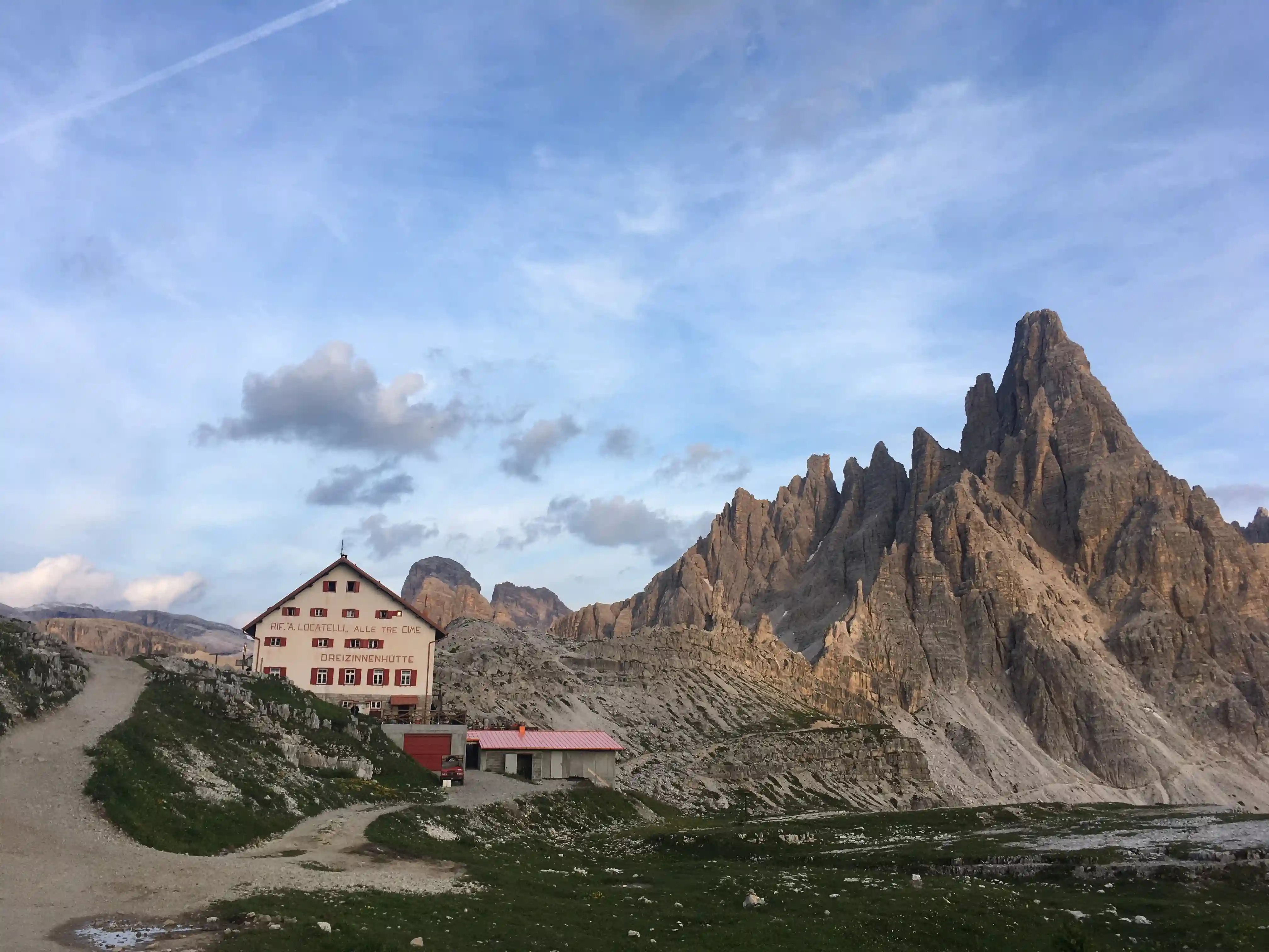 Ausblick auf die Dreizinnenhütte und den Paternkofel auf Tour mit Bergführer