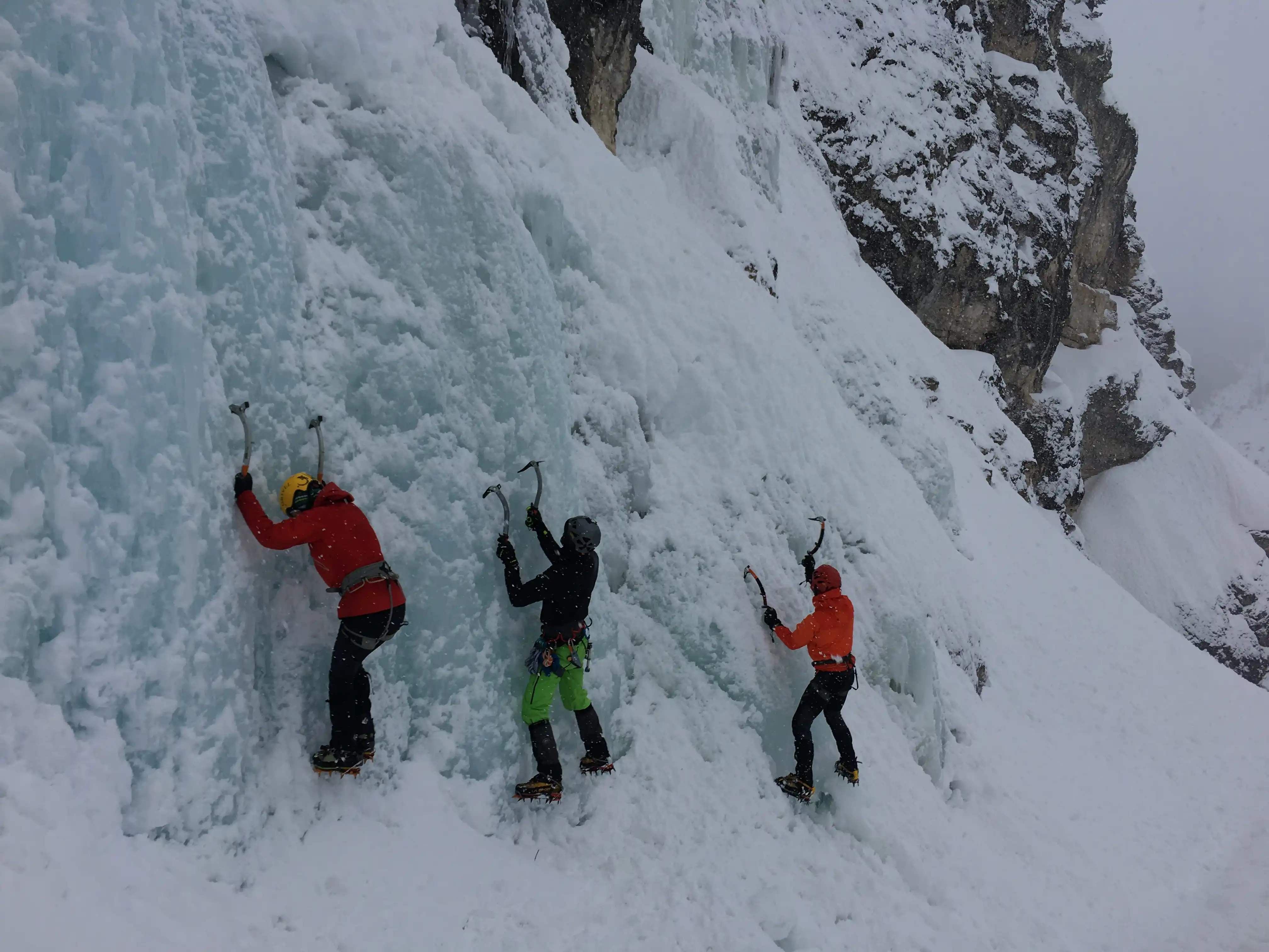 Einsteiger Eiskletterkurse für Anfänger mit Bergführer