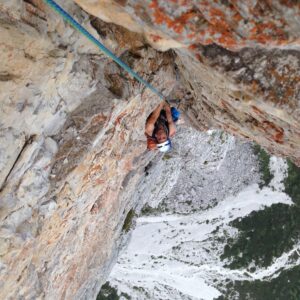 Klettern Dolomiten am schönen Felsen mit Bergführer