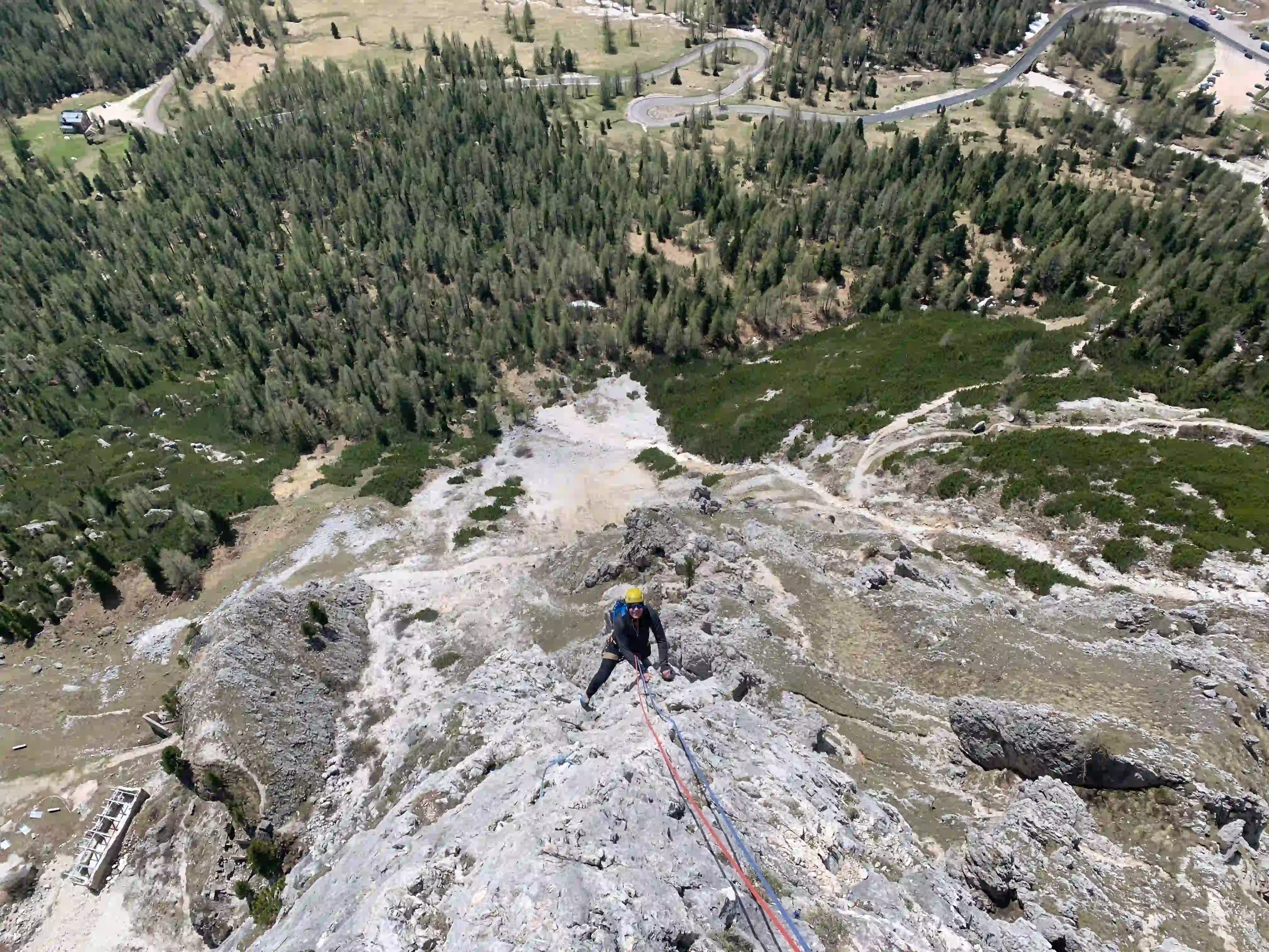 Klettern am Fels am Falzaregoturm in den Dolomiten